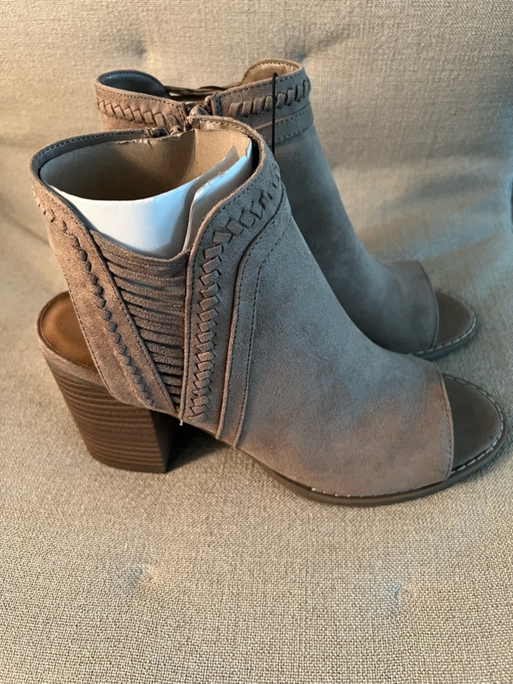 NEW Universal thread women’s Taupe suede open toe Block heel side zip shoe